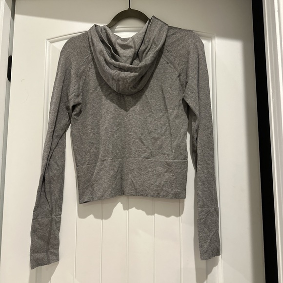 Fabletics Grey Cropped Long Sleeves - S - Picture 3 of 3